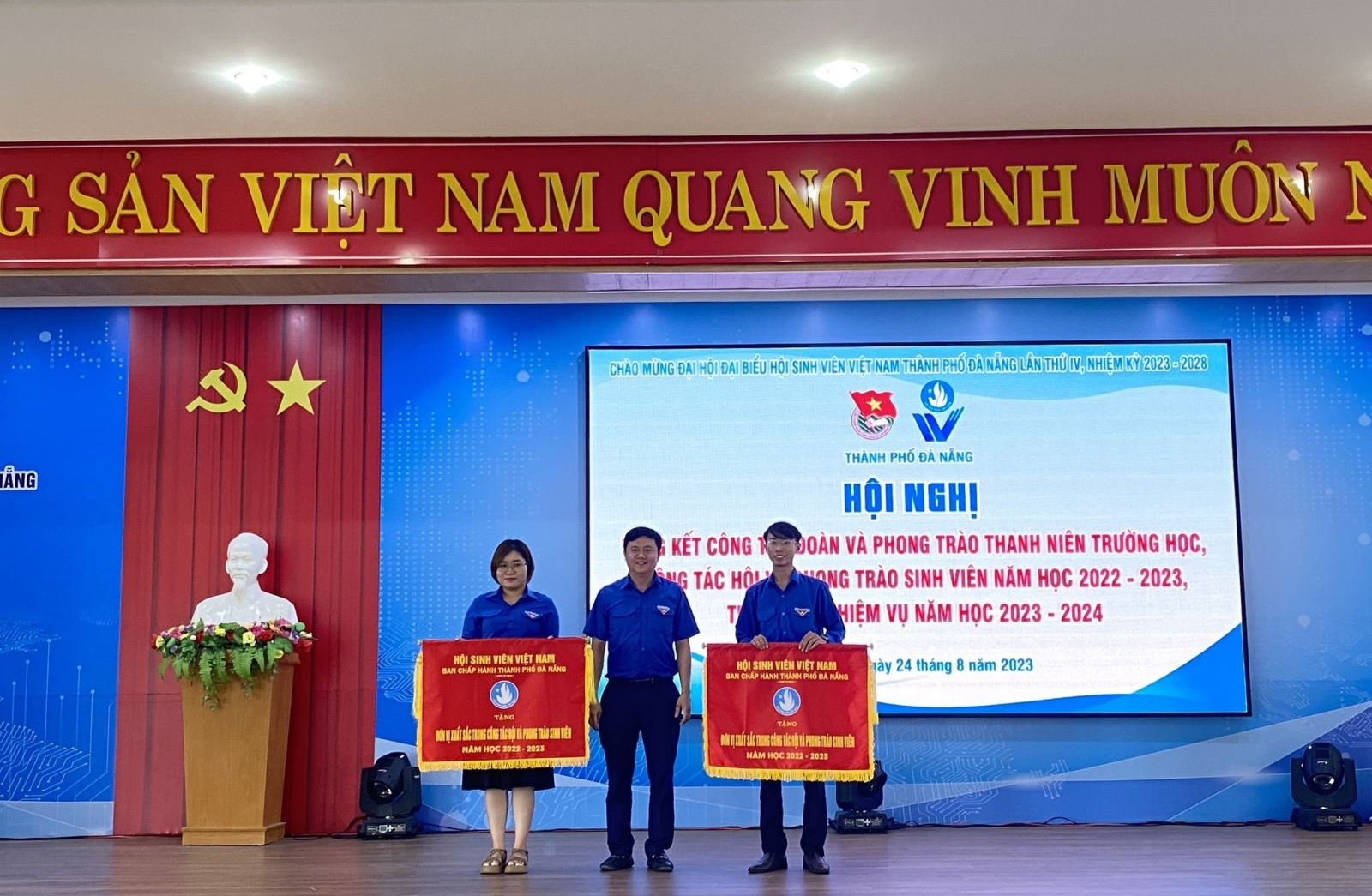 ĐOÀN THANH NIÊN - HỘI SINH VIÊN TRƯỜNG ĐẠI HỌC DUY TÂN NHẬN CỜ THI ĐUA XUẤT SẮC NĂM HỌC 2022 - 2023.
